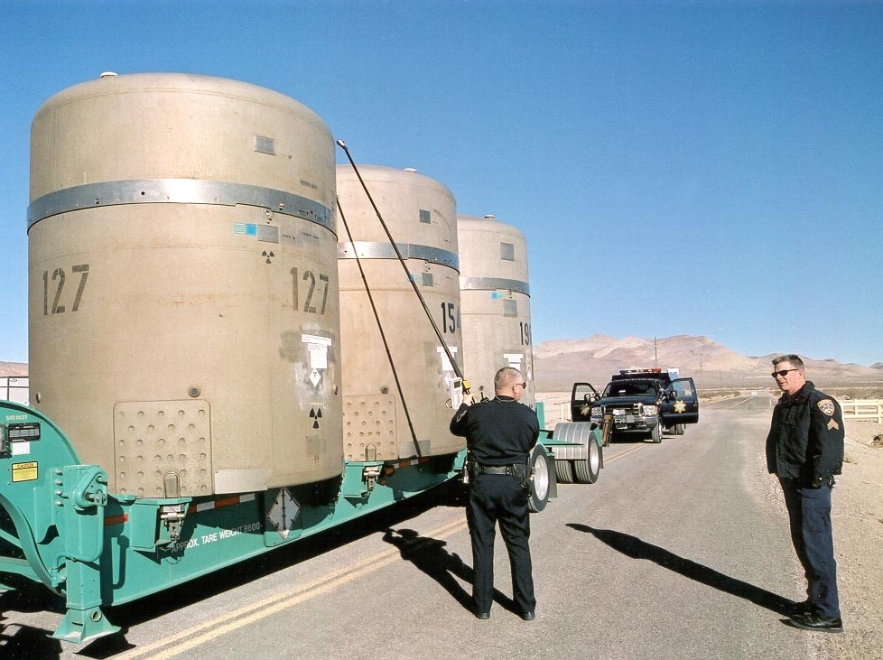 Contenedores de almacenamiento en seco para residuos nucleares de alta actividad transportados sobre plataforma